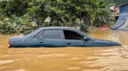 Enjin kereta yang ditenggelami banjir mengudang risiko kerosakan. - Foto ihsan Malay Mail