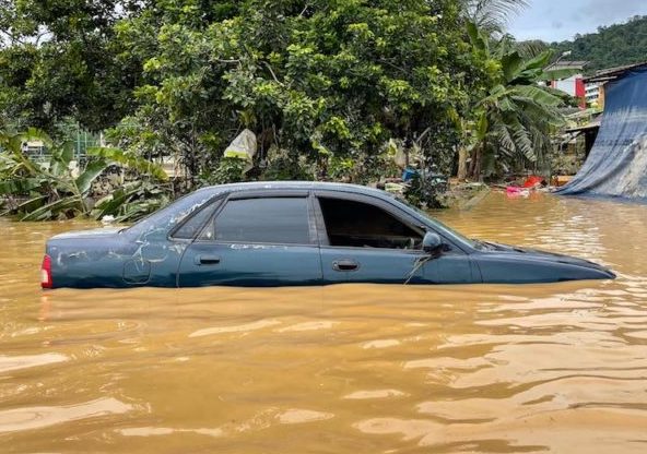 Enjin kereta yang ditenggelami banjir mengudang risiko kerosakan. - Foto ihsan Malay Mail