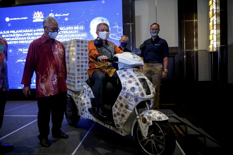 Menteri Sains, Teknologi dan Inovasi Datuk Seri Dr Adham Baba melancarkan motosikal elektrik ES-11. - Foto ihsan Bernama