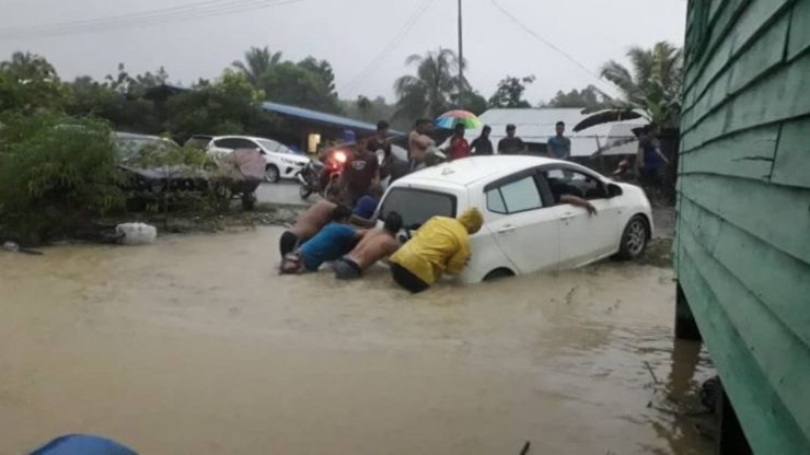 Kelihatan sebuah kenderaan ditenggelami banjir dalam insiden tahun lalu. - Foto ihsan Malay Mail