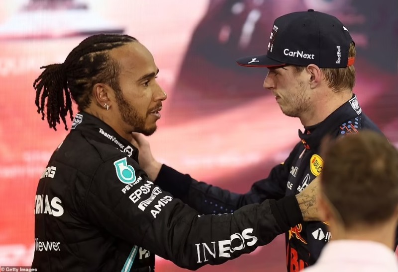 Lewis Hamilton dan Max Verstappen selepas perlumbaan di Qatar pada musim lalu. - Foto ihsan F1