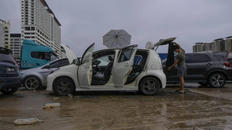 Banjir pada tahun lalu memberi impak besar kepada kebanyakan individu yang bukan sahaja berdepan kerosakan harta benda di rumah tetapi turut melibatkan kenderaan. - Foto ihsan Malay Mail