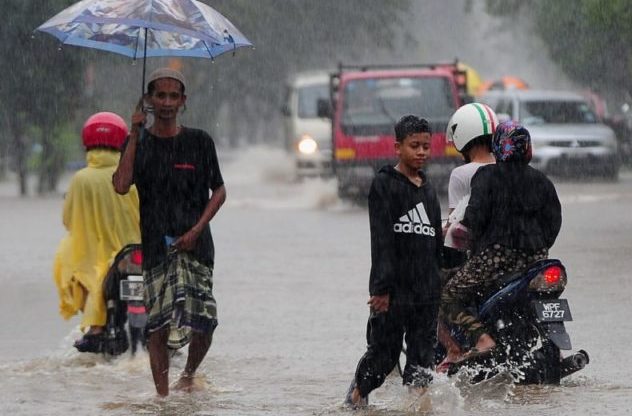 Beberapa lokasi di Shah Alam, Selangor terjejas teruk kerana dinaiki air. - Foto ihsan Malay Mail