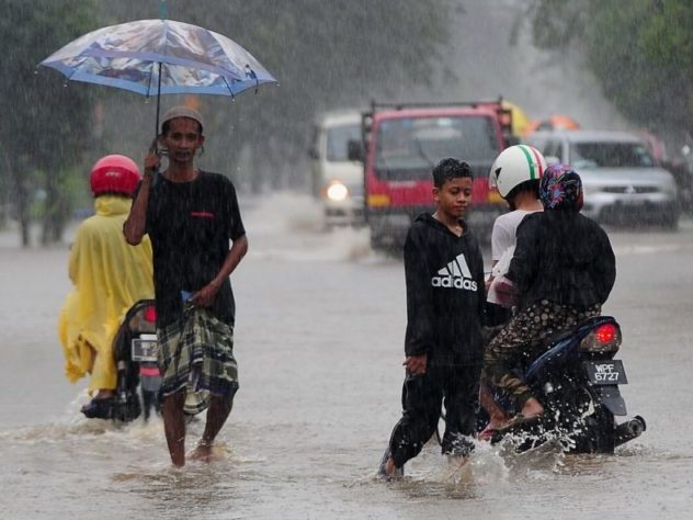 Beberapa lokasi di Shah Alam, Selangor terjejas teruk kerana dinaiki air. - Foto ihsan Malay Mail