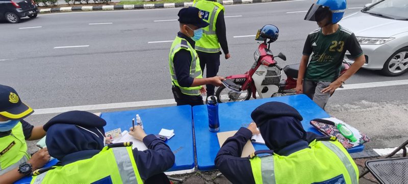 Pemilikan lesen kenderaan tanpa melalui prosedur ditetapkan adalah salah di sisi undang-undang. - Foto ihsan Facebook / JPJ Terengganu