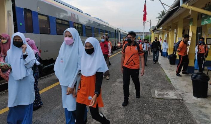 Pelajar sekolah antara yang menggunakan perkhidmatan Kereta Api Tanah Melayu Berhad (KTMB). - Foto ihsan Facebook/KTMB