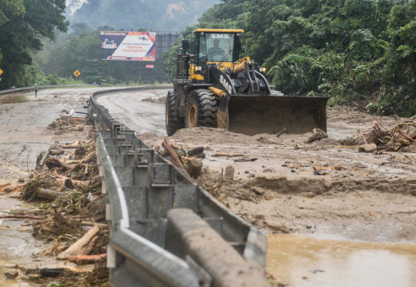 Kerja-kerja membersih lumpur di Lebuh Raya Pantai Timur akibat tanah runtuh sedang dijalankan pihak berwajib. - Foto fail ihsan Malay Mail