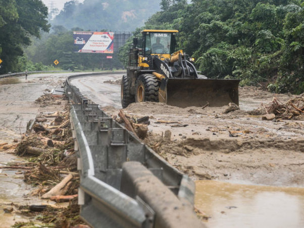 Kerja-kerja membersih lumpur di Lebuh Raya Pantai Timur akibat tanah runtuh sedang dijalankan pihak berwajib. - Foto fail ihsan Malay Mail