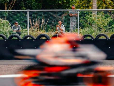 Penduduk tempatan sedang menyaksikan sesi ujian MotoGP di Litar Mandalika, Lombok. - Foto ihsan Instagram/@hrc_motogp