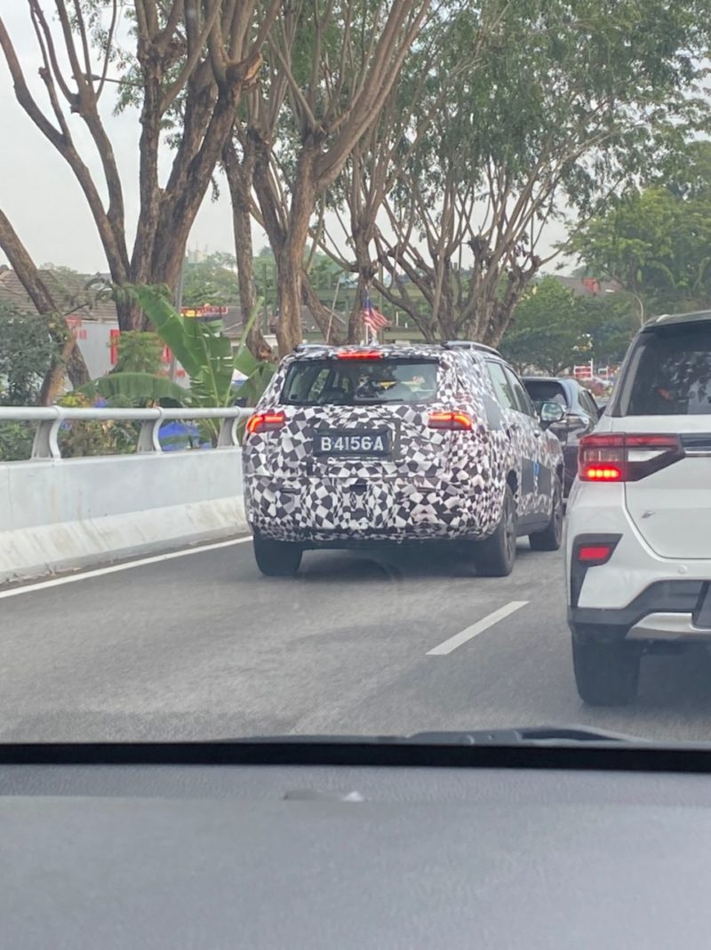 Kelibat model kenderaan dipercayai Proton X90 di Subang Jaya. - Foto bleh Engear