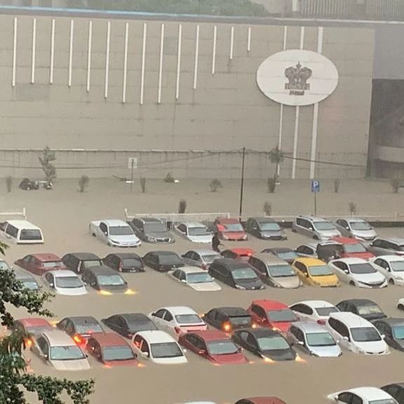 Keadaan banjir di ibu negara yang menyaksikan kenderaan ditenggelami banjir. - Foto ihsan Facebook/Impiana