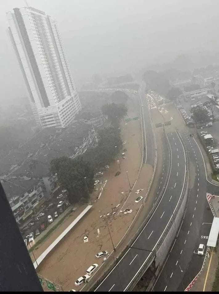 Banjir sekitar kawasan Kuchai Lama, Kuala Lumpur. - Foto ihsan Facebook/Hisham Din