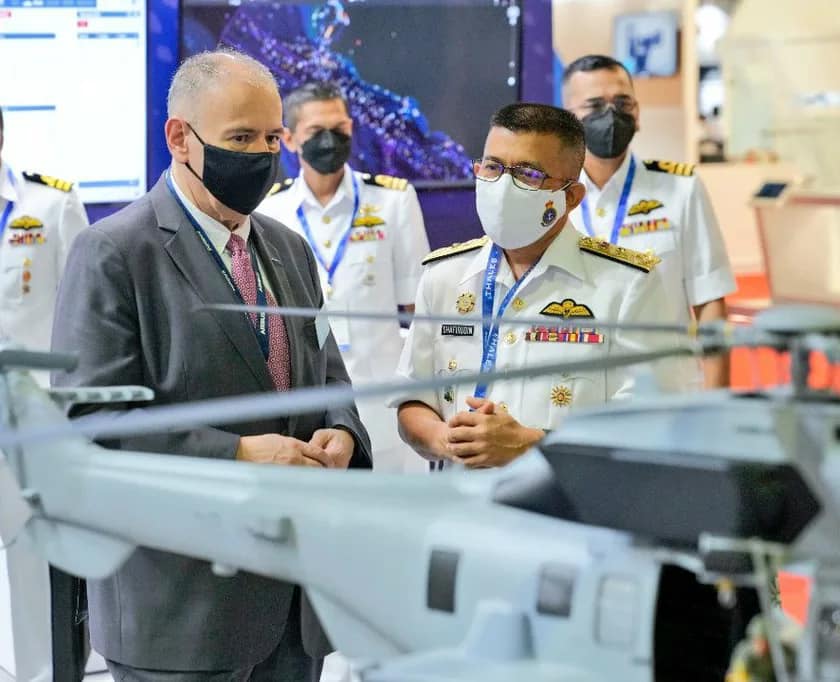 Panglima Udara Tentera Laut Diraja Malaysia (TLDM) Laksamana Pertama Ahmad Shafirudin Abu Bakar (kanan) berkata, pihaknya sedang meneliti mendapatkan helikopter baharu. - Foto ihsan Facebook/TLDM