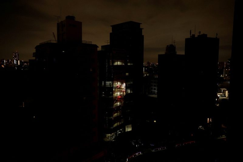 Bekalan elektrik terputus di Toshima, Tokyo selepas dilanda gempa bumi. - Foto ihsan Malay Mail