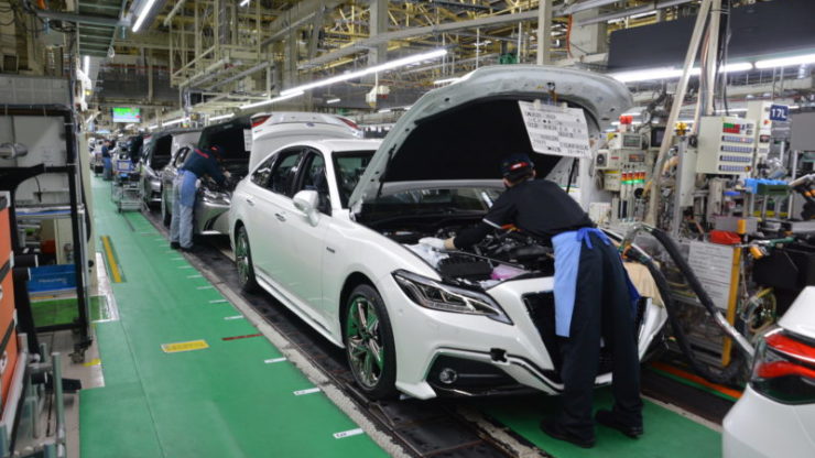 Petugas Toyota Motor sedang melakukan pemasangan kenderaan. - Foto fail ihsan Toyota
