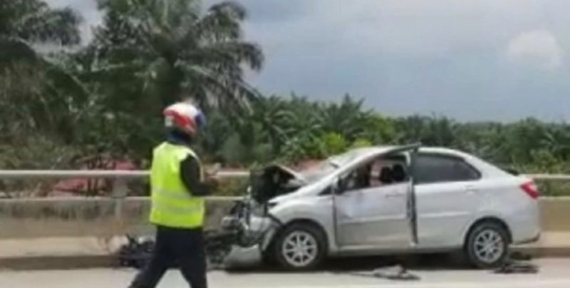 Kenderaan Perodua Bezza dipercayai melawan arus dan melanggar penunggang motosikal di Lebuhraya Lembah Klang Selatan (SKVE) . - Foto tangkap layar video tular di Facebook