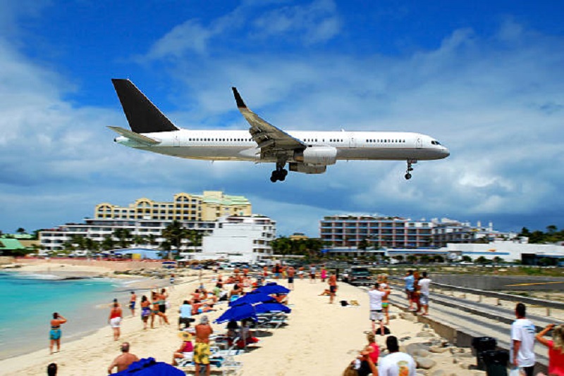 Lapangan Terbang St. Maarten di Kepulauan Caribbean