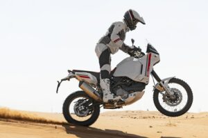 MY22_Ducati_Desert_X_201_UC356497_Mid