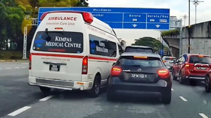 Mercedes Singapura Halang Ambulans