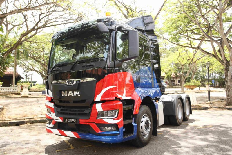 Chain Hub’s new Euro V-powered MAN TGS 6×2 features a stunning patriotic theme_2