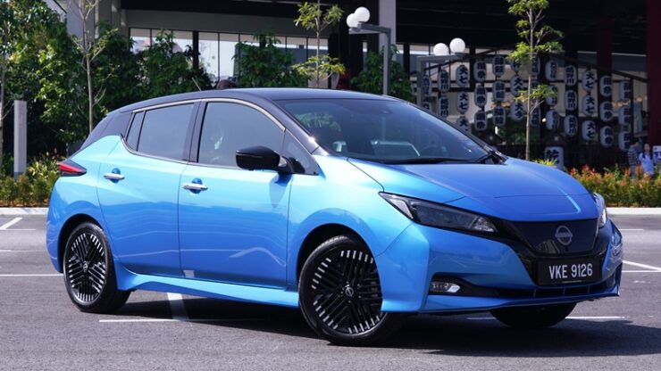 New Nissan LEAF_Vivid Blue Body with Super Black Roof