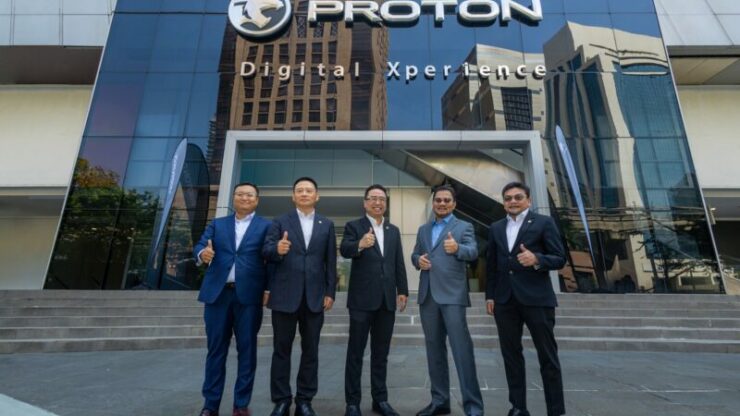 05 The Guest of Honour and representatives from ACO Tech and PROTON in front of PROTON DX facade