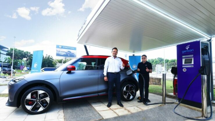 En Roslan Abdullah, Deputy CEO of PROTON (Right) officiates the new DC Charger accompanied by En Haikal Zubir, Chief Operating Officer of Gentari Green Mobility