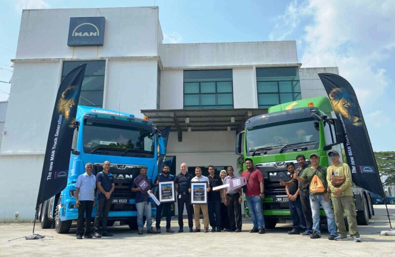 Syarikat Wijaya Masai (left) and Pacific Oils and Fats received their first new MAN TGS in Johor Bahru_2 LR