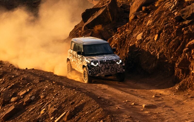 Land Rover Defender Octa teaser 01