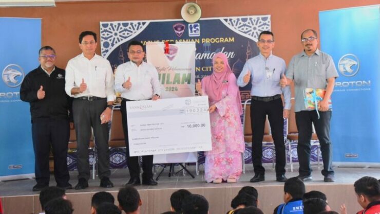 Cheque presentation to SMK Proton City