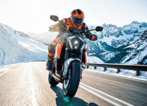 Jabatan R&D KTM menggunakan bahan premium seperti gentian karbon secara meluas pada KTM 1390 Super Duke RR