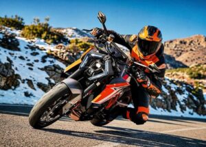 Jabatan R&D KTM menggunakan bahan premium seperti gentian karbon secara meluas pada KTM 1390 Super Duke RR