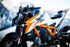 Unit kuasa KTM 1390 Super Duke RR dijana oleh enjin generasi baharu KTM iaitu 1,350 cc LC8 V-twin.