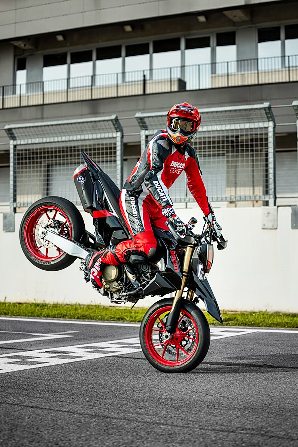 Aksi wheelie Hypermotard 698 Mono Nera