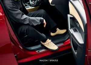 Reka bentuk luar kasut sneaker kulit SP-MZD diilhamkan daripada bentuk kenderaan Mazda