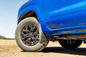 Nissan Frontier Sport Edition dengan tayar AT dan Pakej Bumbung Suria