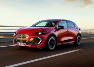 Bahagian depan dan sisi Clio Techno Eco-G 120 hp EDC