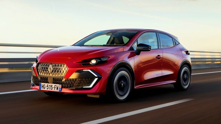 Bahagian depan dan sisi Clio Techno Eco-G 120 hp EDC
