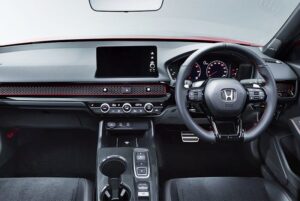 Di dalam kabin, Honda menambah beberapa komponen khas untuk e:HEV RS.
