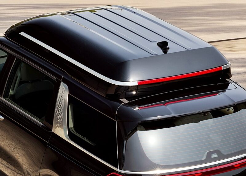 Carnival High Roof menggunakan bumbung keluli serupa dengan model Carnival High Limousine.