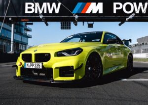 Bahagian depan BMW M2 dengan M Performance Track Kit