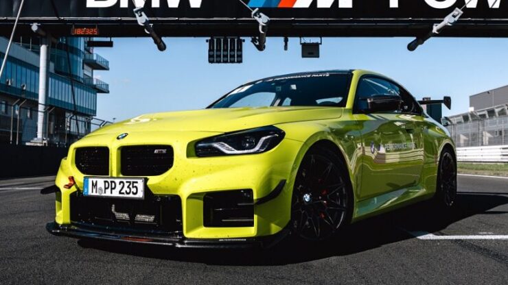 Bahagian depan BMW M2 dengan M Performance Track Kit
