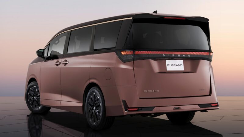 Nissan Elgrand exterior