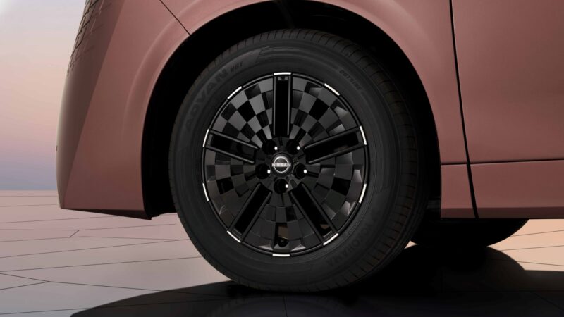 Nissan Elgrand exterior