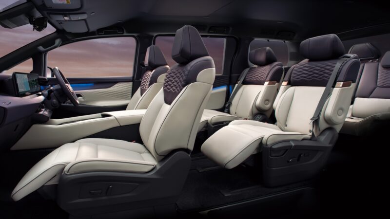Nissan Elgrand interior