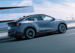 Gambar sisi Nissan LEAF NISMO 2026