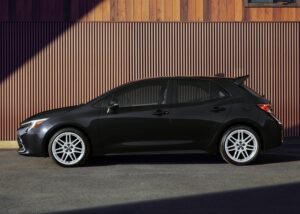 Gambar sisi Toyota Corolla Hatchback 2027