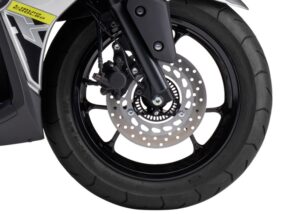 Yamaha AEROX dilengkapi brek ABS satu saluran pada roda hadapan.
