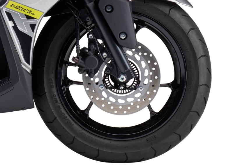 Yamaha AEROX dilengkapi brek ABS satu saluran pada roda hadapan.