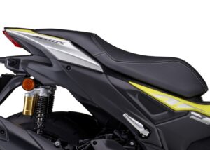 AEROX ABS menggunakan pelana dua aras.